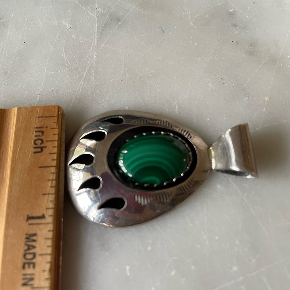 Navajo Vintage Native American Malachite Bear Paw Pendant - Picture 6 of 9